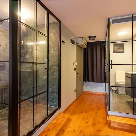Modern Stylish Retreat In Fatih District *